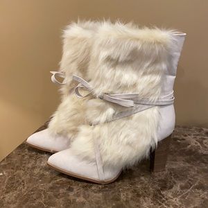 Penny loves Kenny size 11 fur boot